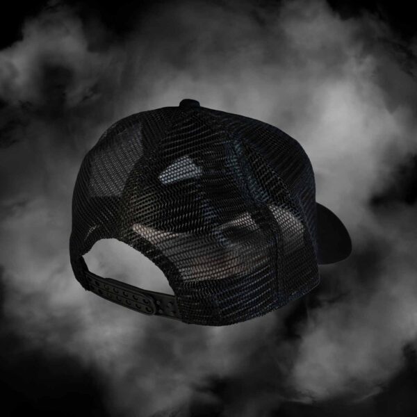 Helsvart truckerkeps med svart mesh och snapback, baksida
