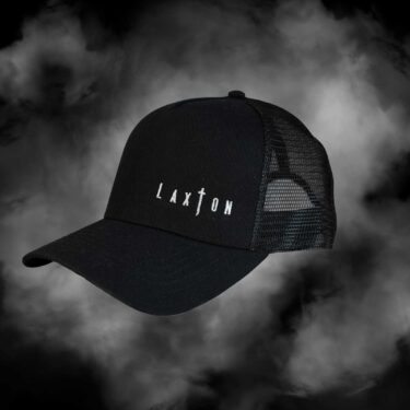 Helsvart truckerkeps med svart mesh och snapback, baksida