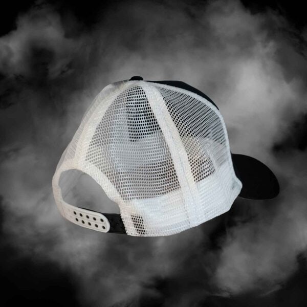 Svart truckerkeps med vit mesh bak och snapback, baksida