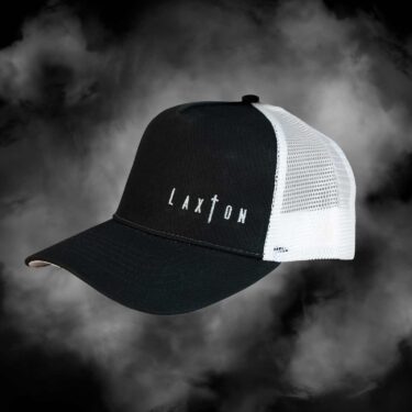 Svart truckerkeps med vit mesh bak och snapback, baksida