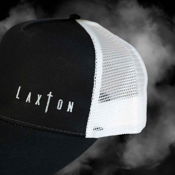 Svart truckerkeps med vit mesh bak och snapback, baksida