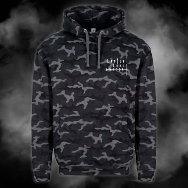 Kamouflagehoodie i blå/svart med LaxTon Ghost Sweden-logotyp på bröstet