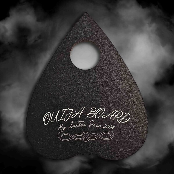 Svart Ouija-planchette med texten Ouija Board by LaxTon Since 2014
